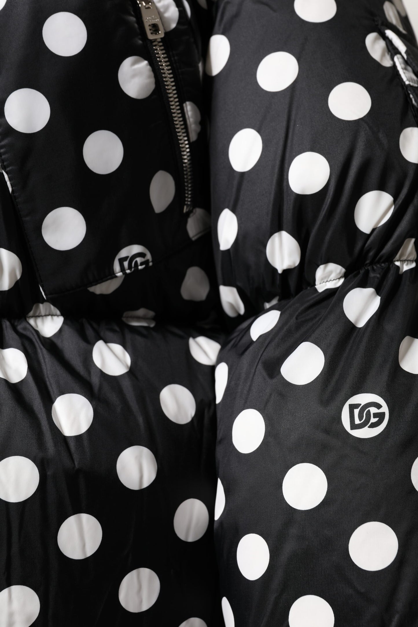 Dolce & Gabbana Schwarz-weiß gepunktete Pufferjacke mit durchgehendem Reißverschluss