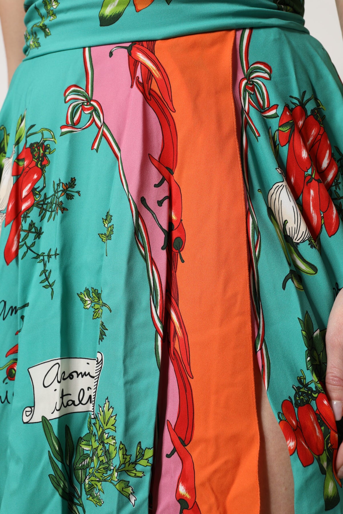 Dolce & Gabbana Mehrfarbiges ärmelloses Seiden-Midikleid mit Gemüseprint