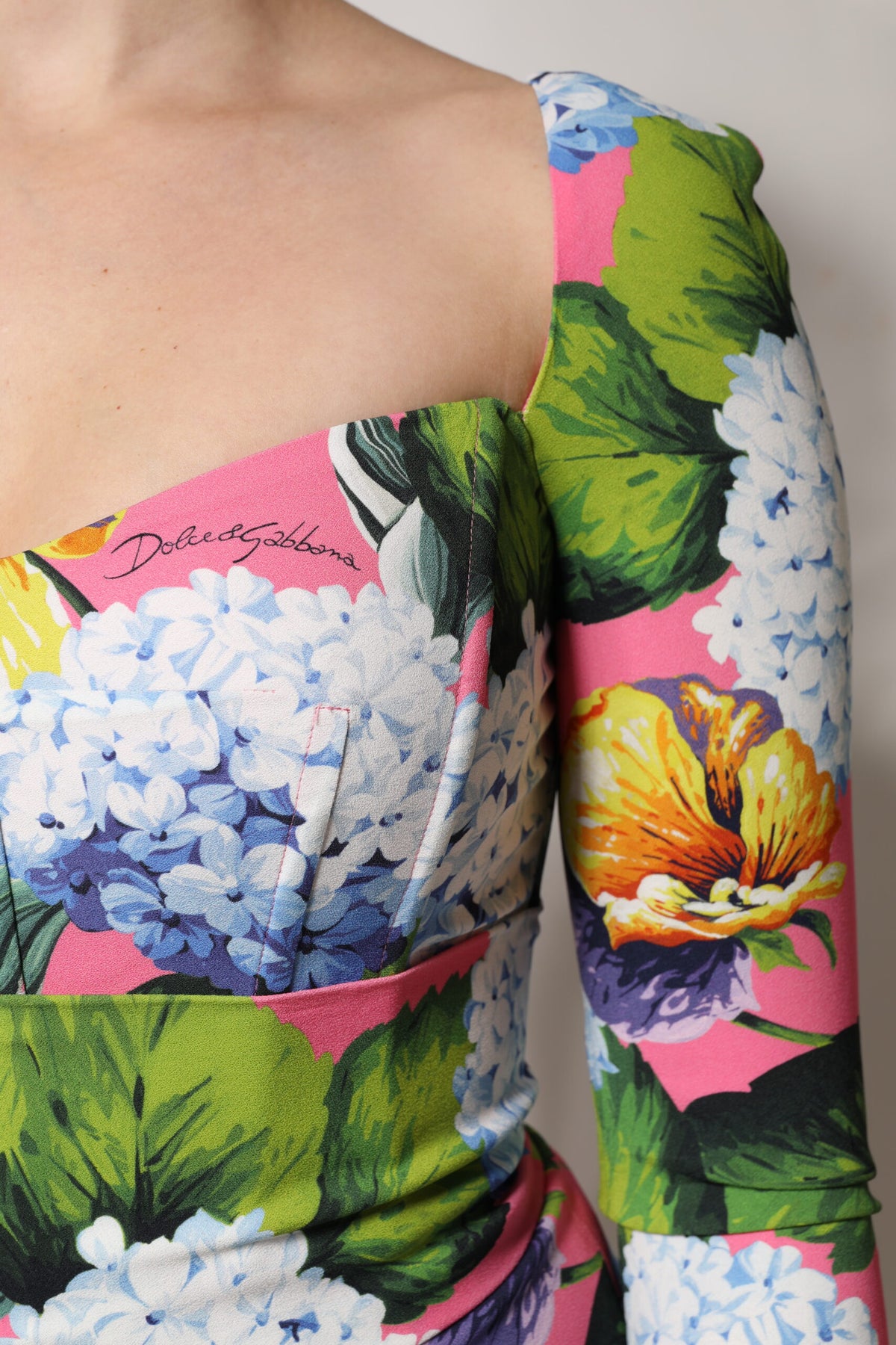 Dolce & Gabbana Mehrfarbiges Midi-Etuikleid mit Blumenprint