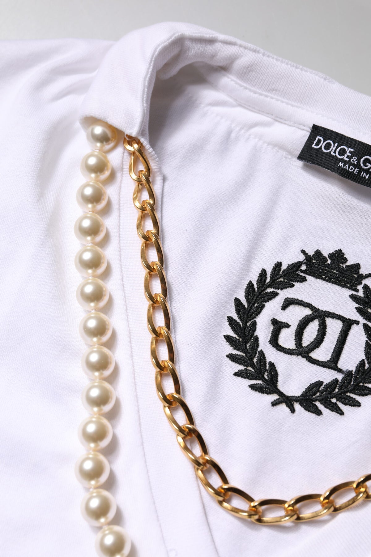 Dolce & Gabbana Weißes Baumwoll-T-Shirt mit Halsketten-Detail