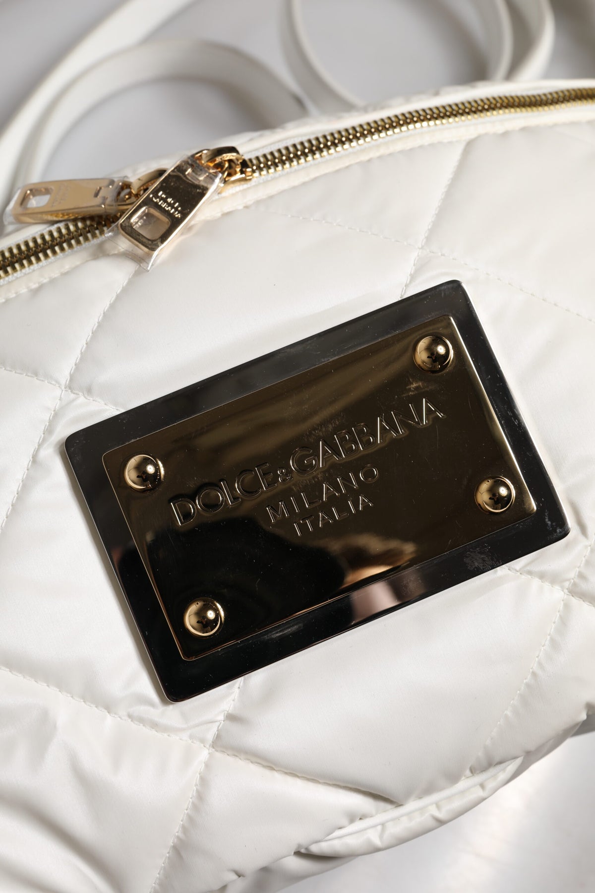 Dolce & Gabbana Weiße gesteppte Gürteltasche mit Logo-Plakette