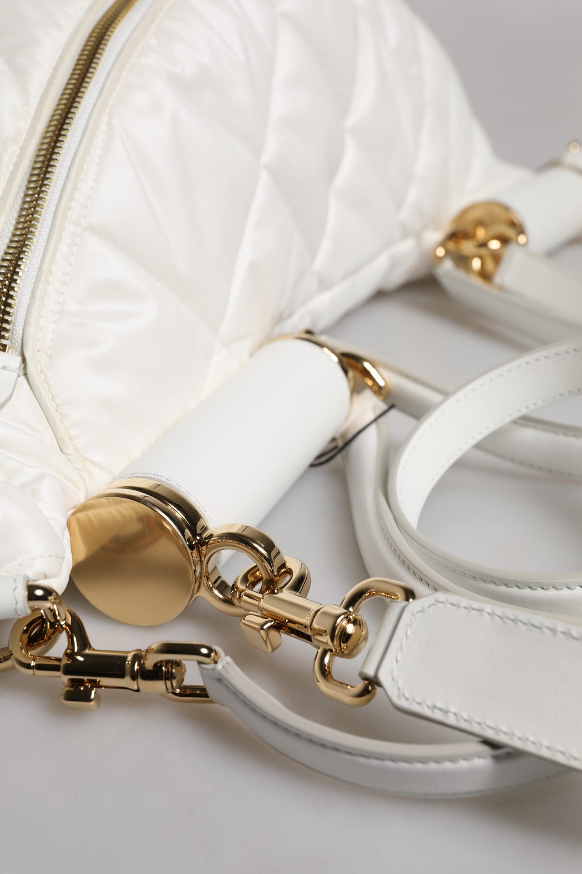 Dolce & Gabbana Weiße gesteppte Gürteltasche mit Logo-Plakette