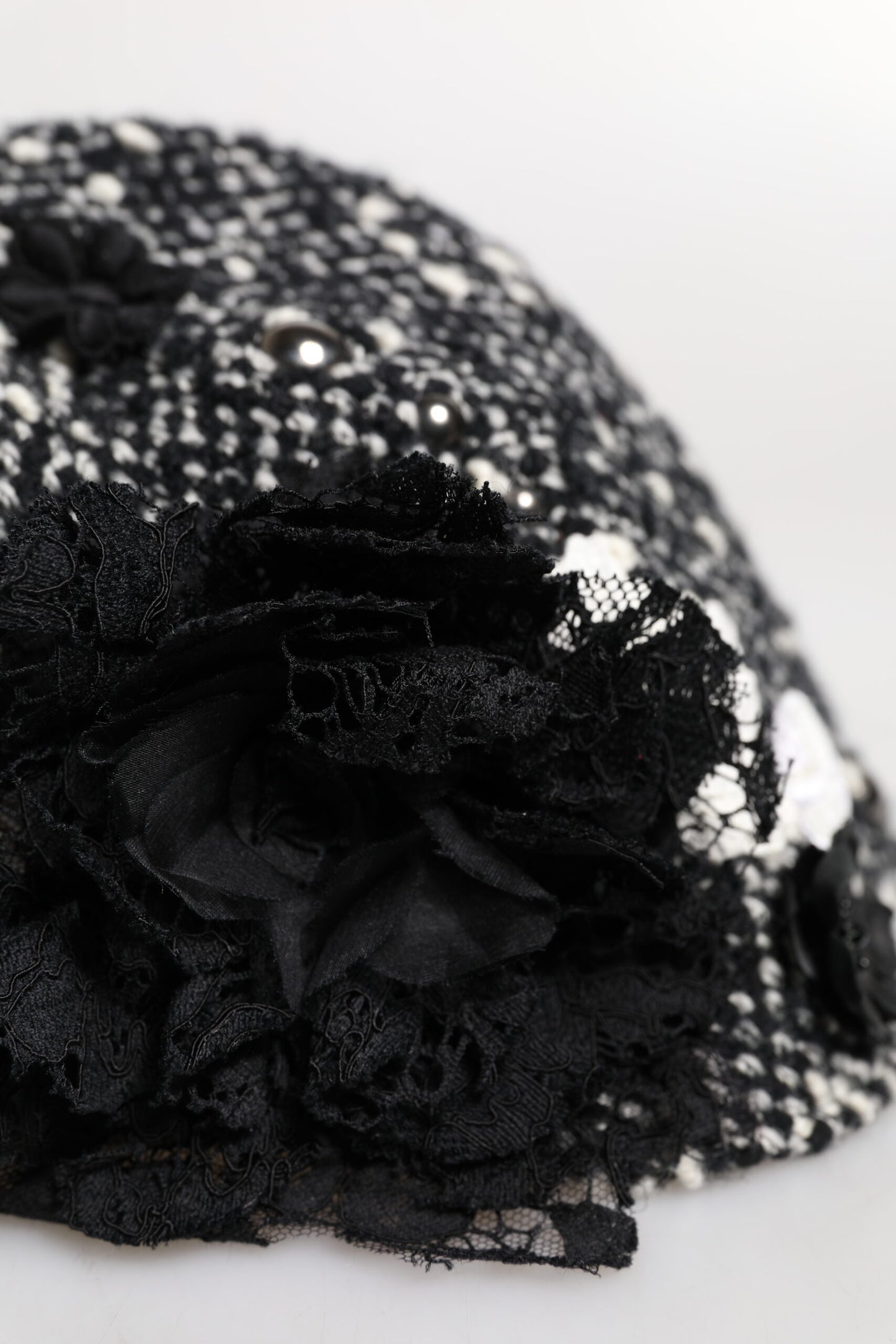Dolce & Gabbana Cloche-Hut aus schwarzer Wolle mit weißer Blumenverzierung