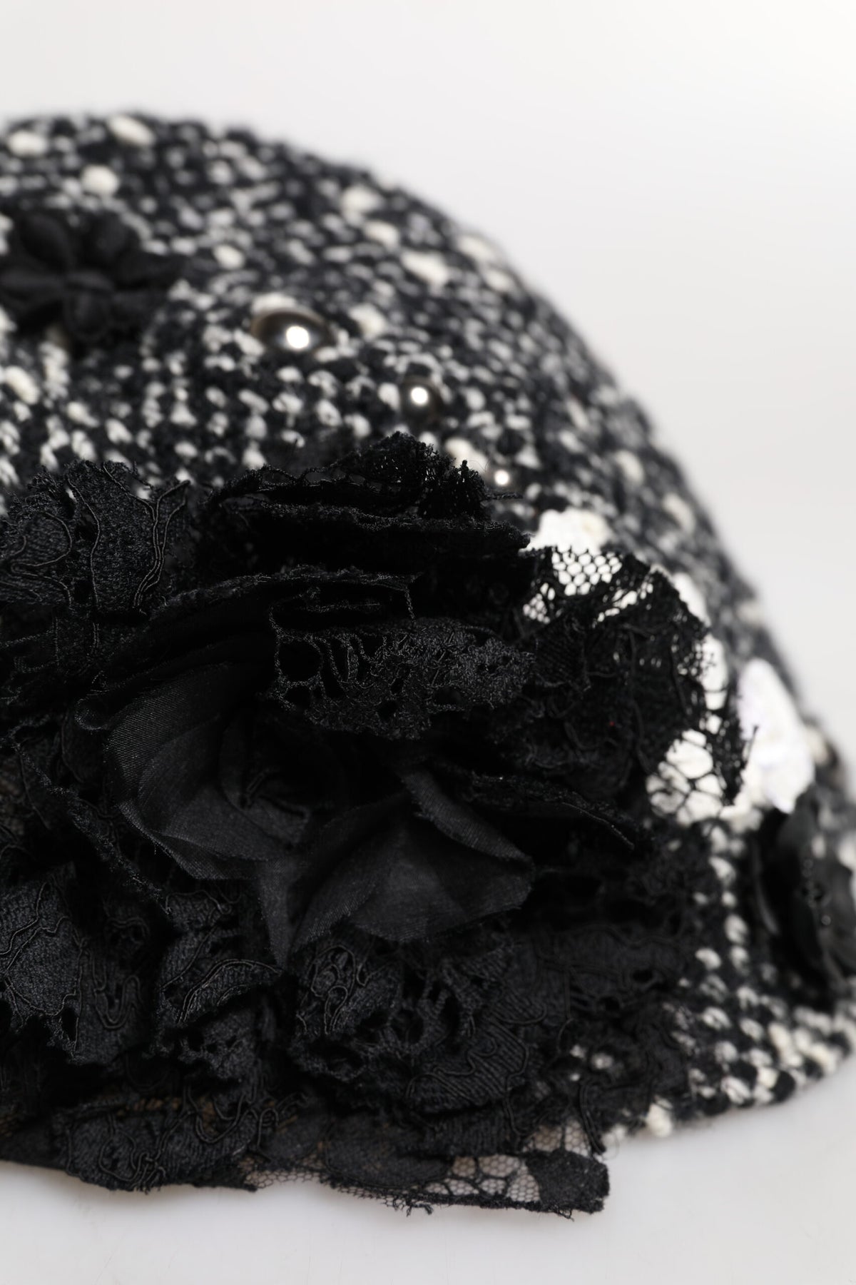 Dolce & Gabbana Schwarz-weißer Cloche-Hut mit Blumenverzierung