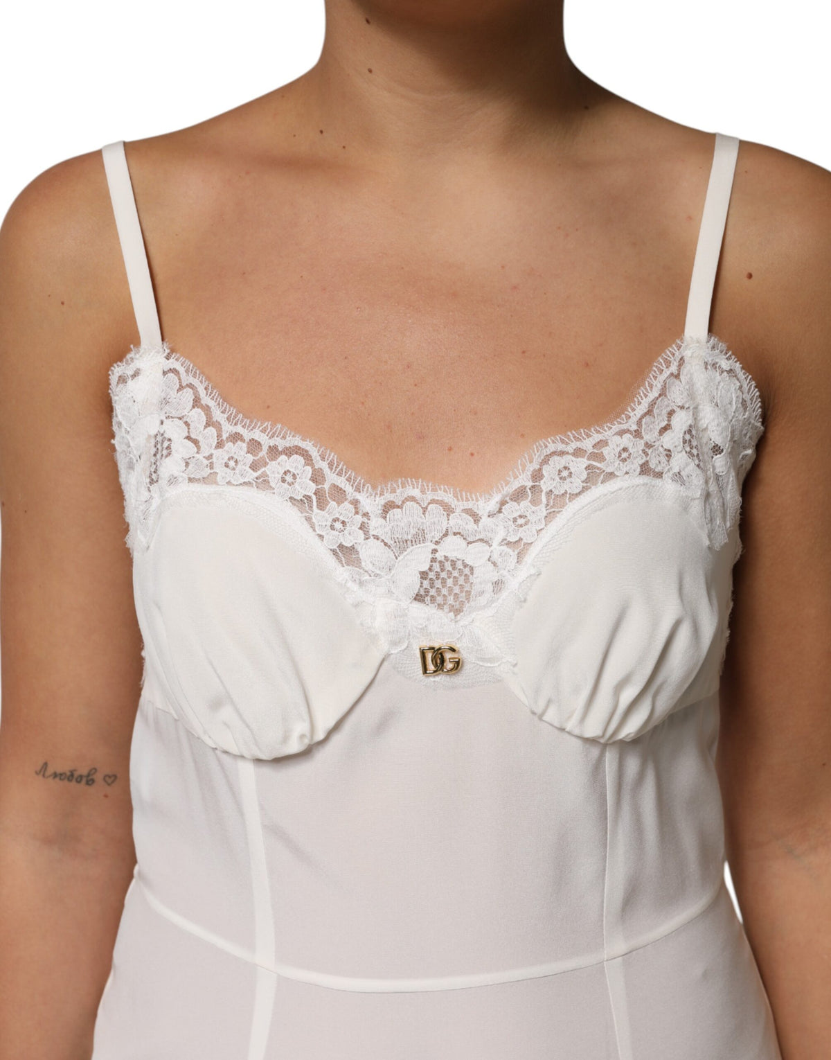 Dolce & Gabbana Weißes Seiden-Slip-Kleid mit goldenem DG-Logo