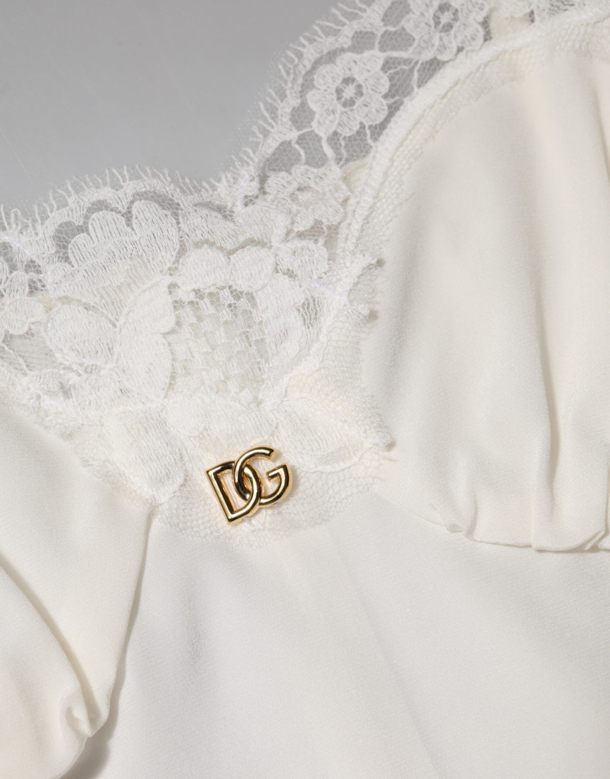 Dolce & Gabbana Weißes Seiden-Slip-Kleid mit goldenem DG-Logo