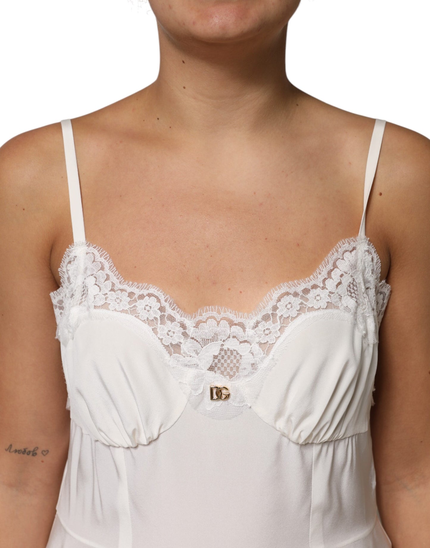 Dolce & Gabbana Weißes Spitzenkleid mit goldenem DG-Logo aus Seide Nachtwäsche