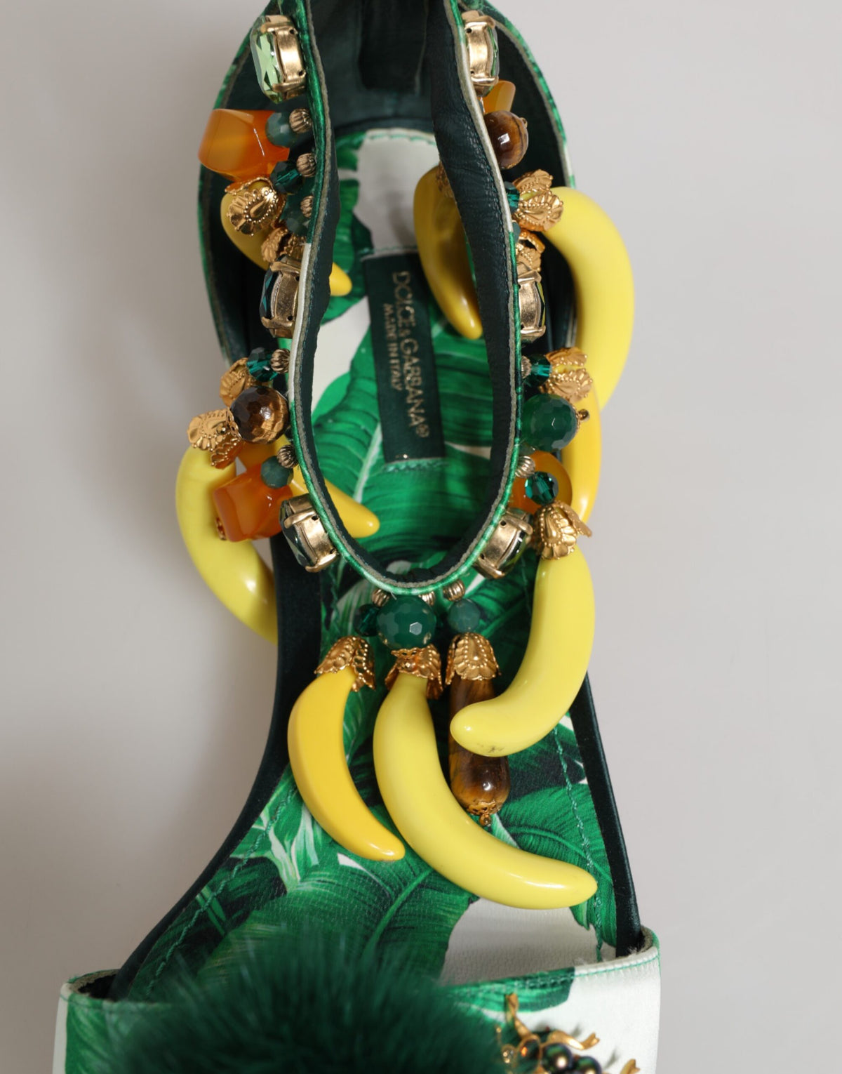 Dolce & Gabbana Grüne Satin-Sandalen mit Bananenblatt-Print und Nerzbesatz