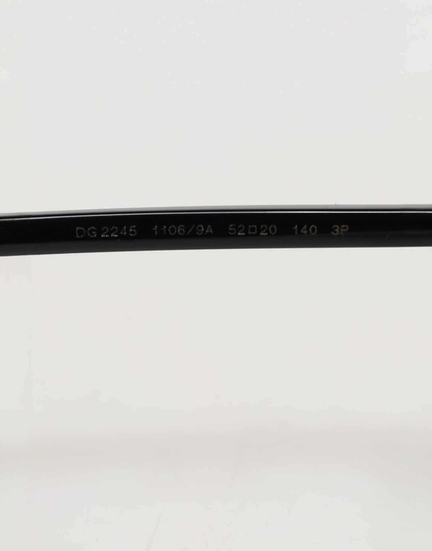 Dolce & Gabbana Sonnenbrille mit mattschwarzem Stahlrahmen und grauen Gläsern