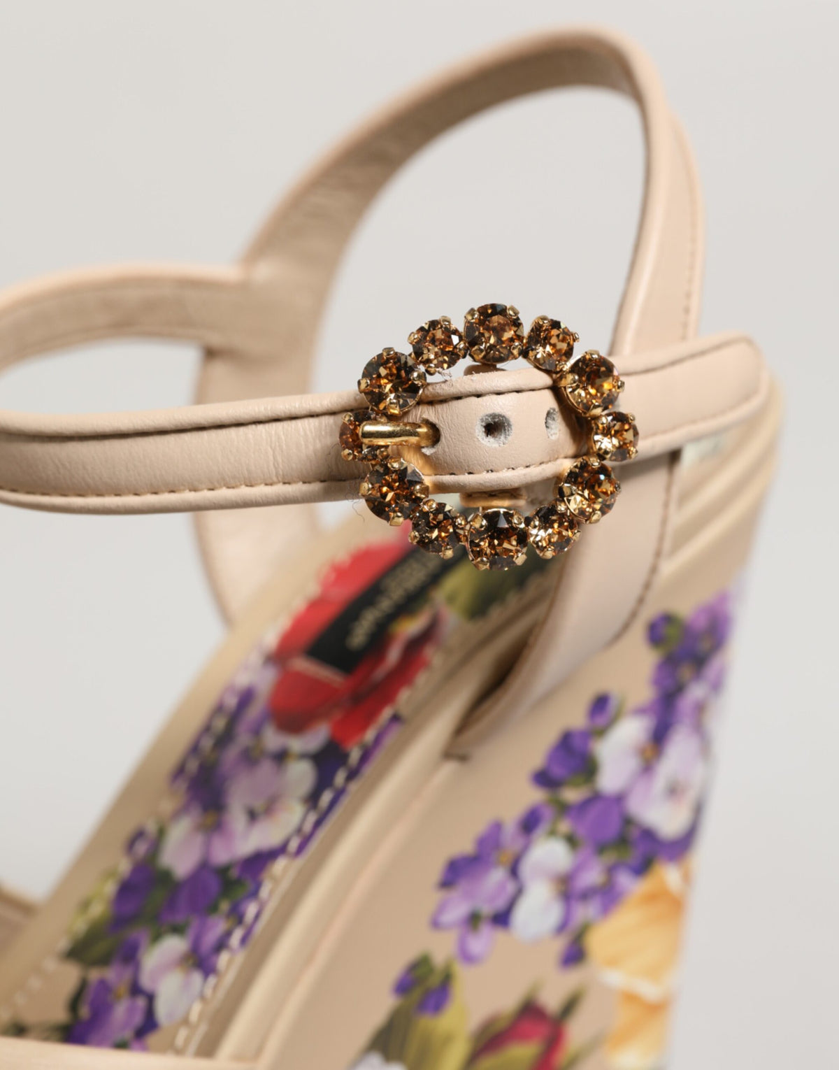 Dolce & Gabbana Beigefarbene Keil-Sandalen mit Blumenmuster und Knöchelriemen